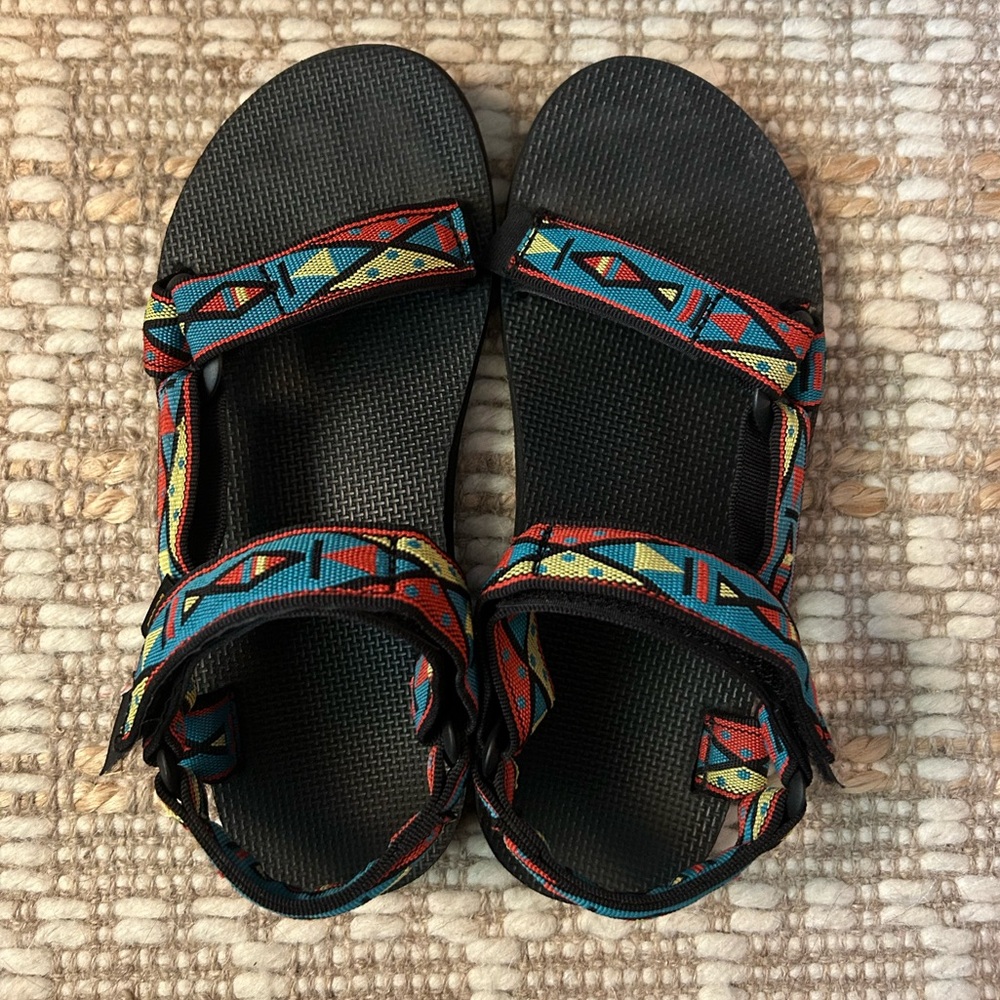 Teva Woman’s Sandals with Geometric Pattern size US 8